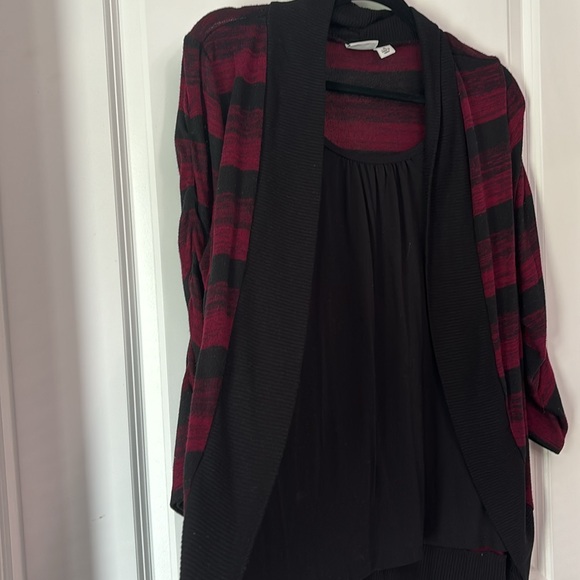 Very nice layered appearance women’s top from Cato’s - Picture 3 of 4